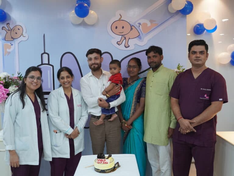क्लिनिक में Ishwa IVF की टीम एक परिवार और उनके बच्चे के साथ